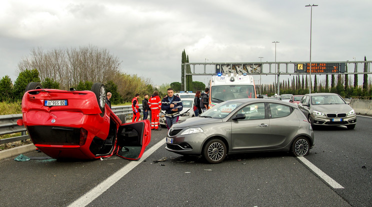 A Magyar Közút arra kér minden autóst, ha egy balesetnél nem tudnak segíteni, haladjanak tovább / Illusztráció: pixabay.com
