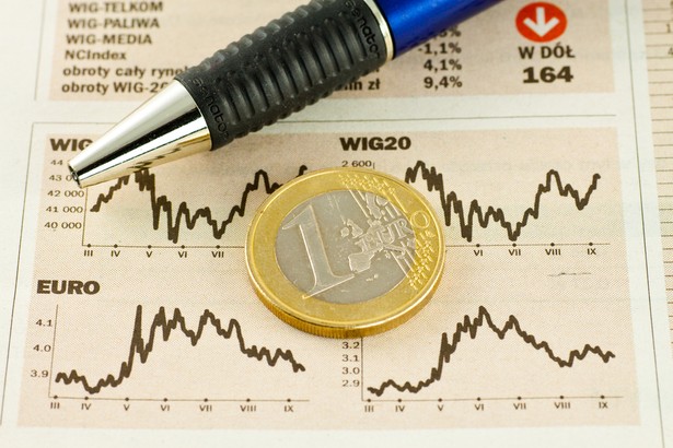 Indeks WIG 20 spadł w poniedziałek na zamknięciu o 0,33 proc. do 2.374,23 pkt., WIG na koniec dnia spadł o 0,23 proc. do 61.687,05 pkt., a mWIG 40 stracił 0,1 proc. i zakończył notowania na poziomie 4.886 pkt.