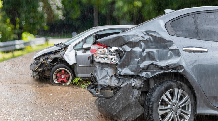 Szürke kocsikkal történik a legtöbb baleset, rossz időben szinte beleolvadnak az aszfaltba / Fotó: Shutterstock