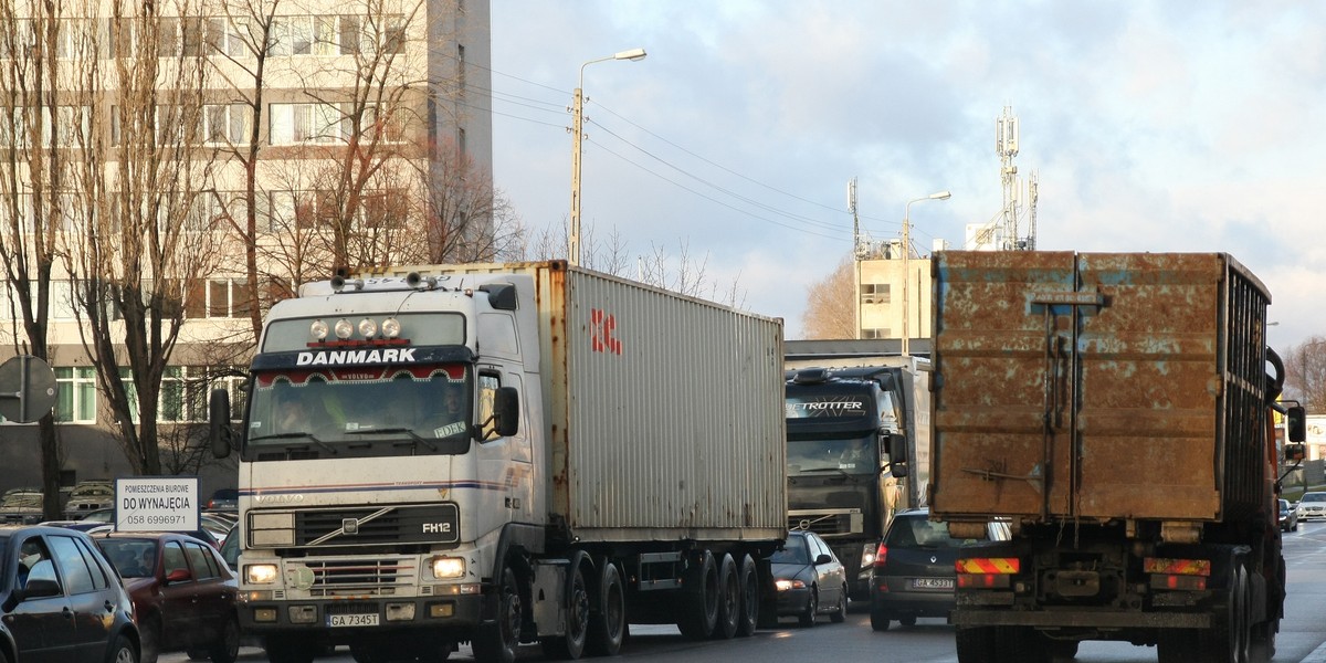 PORT GDYNIA ROZBUDOWUJE KOLEJ BEDZIE MNIEJ TIROW NA DROGACH