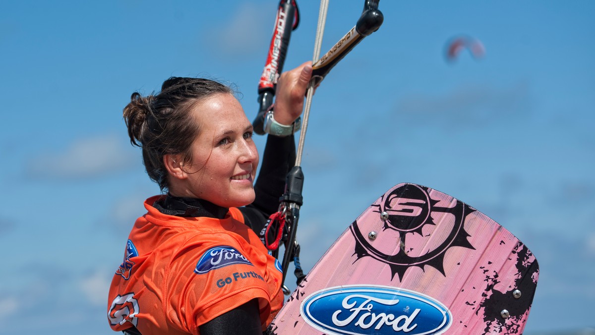 We francuskiej miejscowości Leucate, gdzie od soboty trwają zawody z cyklu Pucharu Świata w kitesurfingu PKRA (Professional Kiteboard Riders Association), zakończyły się finały Freestyle kobiet i mężczyzn. Polskę reprezentowała zawodniczka Teamu Forda, Karolina Winkowska, która uplasowała się na drugim miejscu, przegrywając pojedynek ze swoją rywalką, Hiszpanką Giselą Pulido. Trzecie miejsce przypadło Brazylijce, Brunie Kajyi. Wśród panów zwyciężył Alex Pastor, pokonując Marca Jacobsa i Aarona Hadlowa oraz zeszłorocznego Mistrza Świata Youriego Zoona, który ostatecznie  uplasował się na czwartej pozycji.