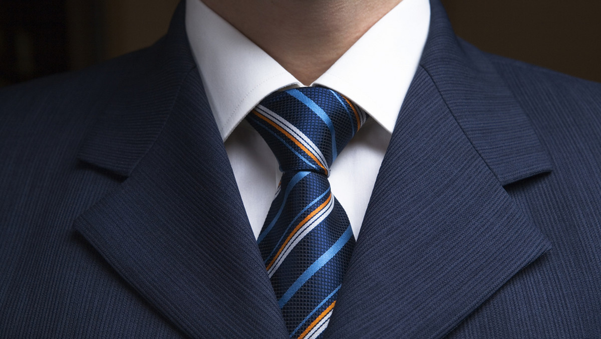 Decyzją spikera brytyjskiej Izby Gmin Johna Bercowa noszenie krawatów przez posłów i reporterów podczas posiedzenia parlamentu nie będzie już obowiązkowe. Jak jednak podkreślił Bercow, deputowani powinni ubierać się w sposób "biznesowy".