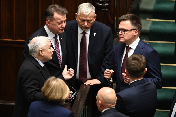 Nowo wybrany marszałek Sejmu Szymon Hołownia, prezes PiS Jarosław Kaczyński, szef klubu PiS Mariusz Błaszczak i poseł PiS Marek Suski podczas posiedzenia inaugurującego X kadencję Sejmu