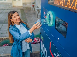 Inteligentne pojemniki na śmieci mają sensory i moduły umożliwiające komunikację. Do selektywnej zbiórki odpadów stosuje się także recyklomaty.