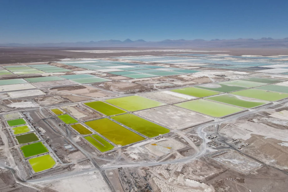 Kopalnia litu na pustyni Atacama w Chile. W zależności od rodzaju złóż lit może być wydobywany w formie rudy (takie są np. złoża ukraińskie) lub w formie węglanu litu, za pomocą specjalnych zbiorników (jak w Chile).