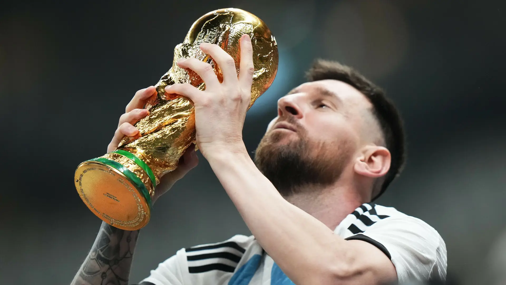 Messi z pucharem trafił do szopki bożonarodzeniowej. Włosi świętują po zwycięstwie Argentyny