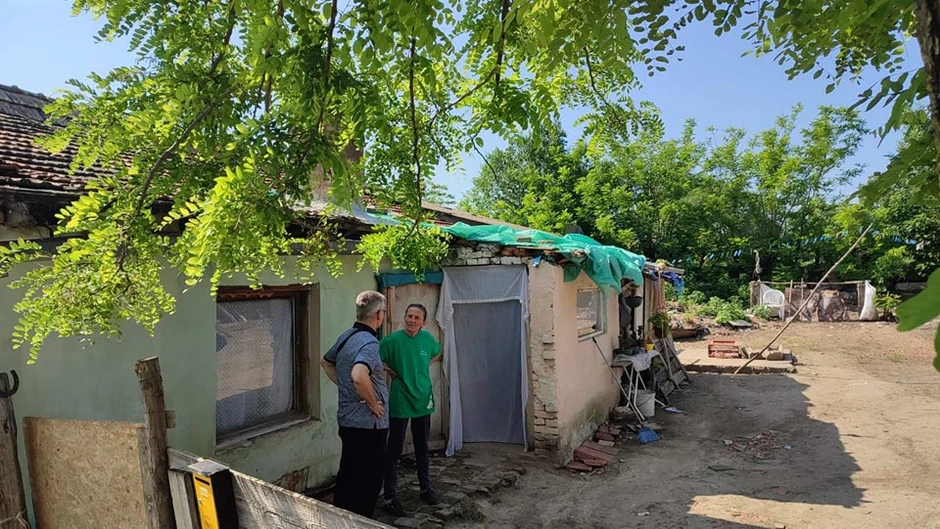 Stolar Mile ispred kuće