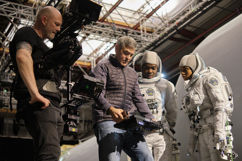 George Clooney jako reżyser na planie filmu "Niebo o północy"