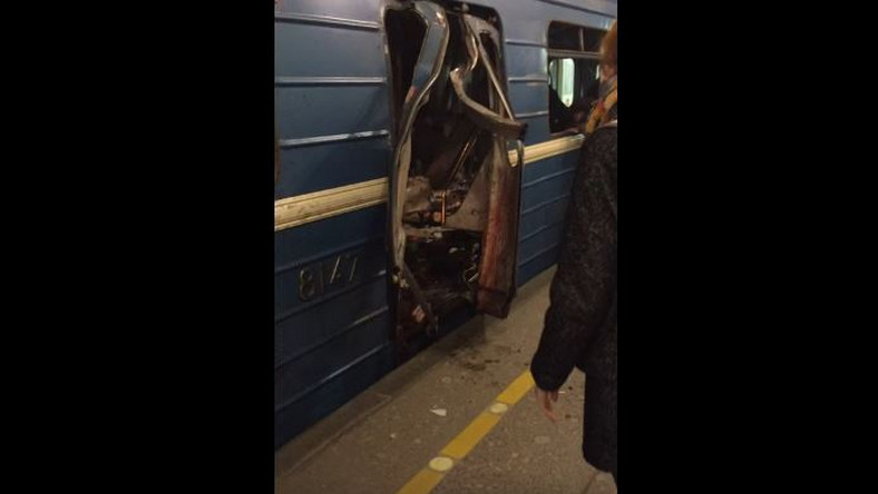Zamach w metrze w Rosji? W Petersburgu na stacjach Siennaja Płoszczad i Technologiczeskij Institut doszło do wybuchów. Zginęło co najmniej 10 osób. Eksplozje nastąpiły ok. godz. 14.30 czasu lokalnego. Interfax informuje, że zamknięte zostały wszystkie stacje metra.