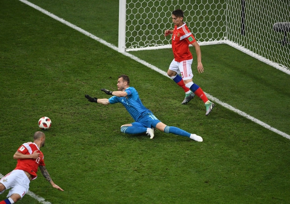   The moment the ball after the shot from Perisha leaves - to the statues of the Russian goal 