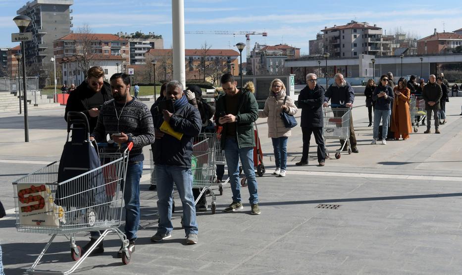 A képen: Vásárlók egy szupermarket bejárata előtt, a Lombardia székhelye, Milánó közelében fekvő San Donato Milanesében 2020. március 8-án. / Fotó: MTI/EPA/ANSA/Andrea Canali