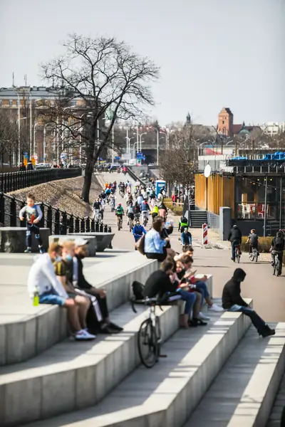 Kwietniowa niedziela na schodkach w trakcie lockdownu w 2021 r.