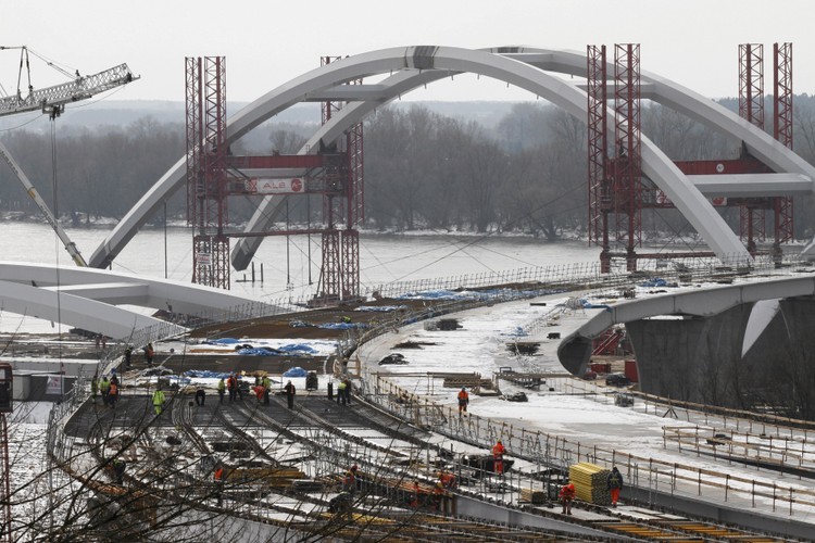 O transport wodny elementów mostu zatroszczyła się spółka Strabag. Przepłynięcie łuku ma zająć aż 12 godzin. 'W kolejnym etapie łuk zostanie  osadzony na podporach.  Potem konstrukcja zostanie połączona z docelowymi podporami mostu. Montaż elementów płyty pomostu i wieszaków, umiejscowionych nad rzeką będzie odbywał się ze środków pływających. Ostatnią operacją będzie zabezpieczenie antykorozyjne styków montażowych' - czytamy na stronie most.torun.pl. Operacja rozpoczęła się o godzinie 5:30 rano.