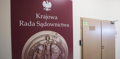 Sędzia rozebrał się i rzucił buty na stół. Ma zasiadać w KRS