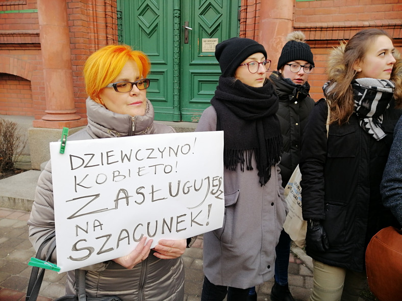 W sądzie w Legnicy odbyła się rozprawa, zjechały na nią feministki z Wrocławia i szefowa Feminoteki