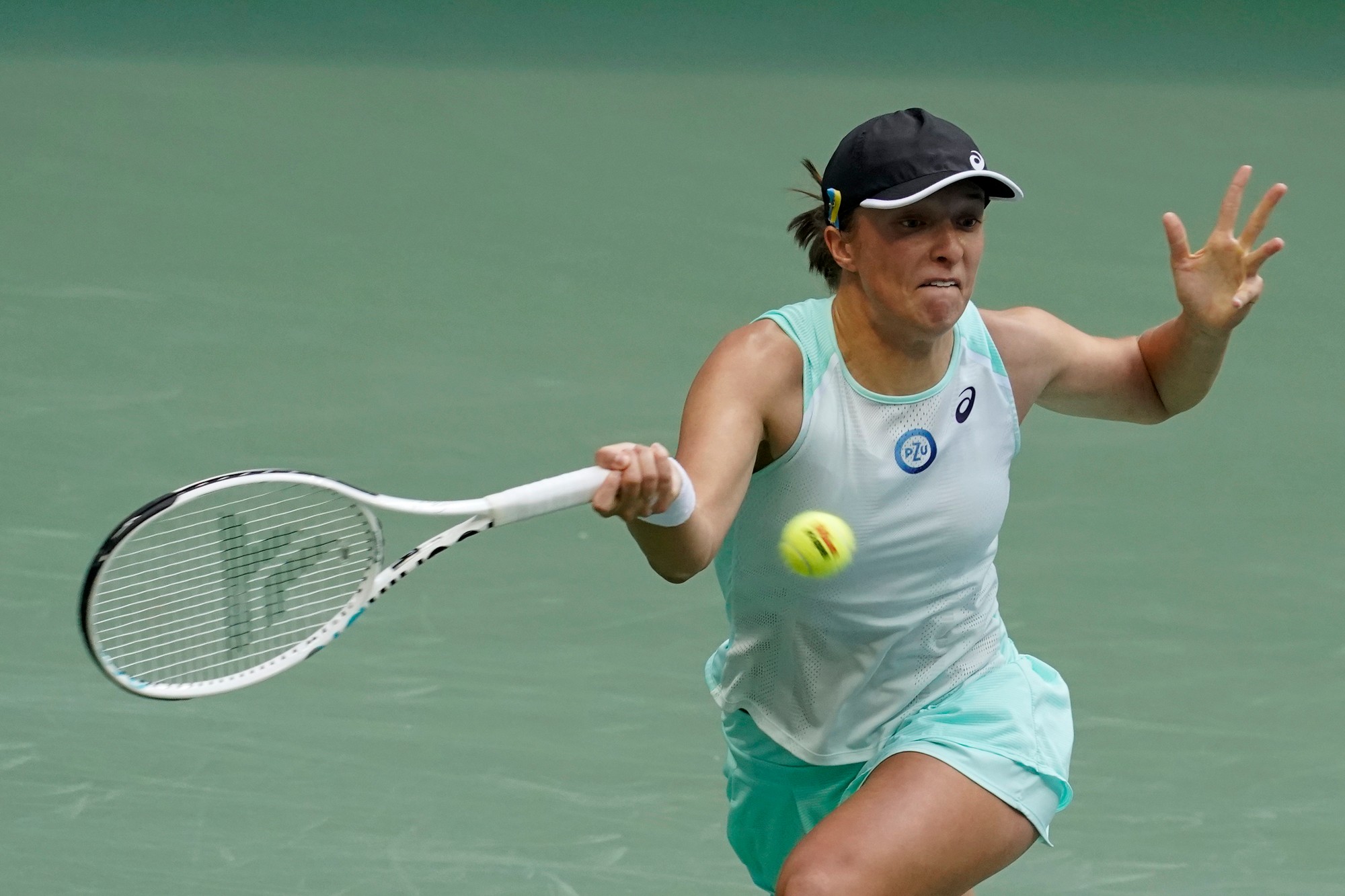 Poľská tenistka Iga Swiateková odvracia loptičku Tunisanke Ons Jabeurovej vo finále ženskej dvojhry grandslamového tenisového turnaja US Open.