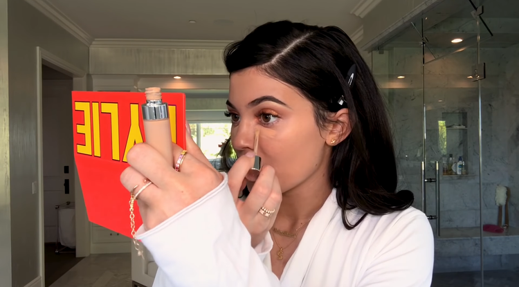 Kylie Jenner videóban mutatta meg sminktrükkjeit