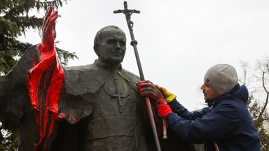 Policja zatrzymała mężczyznę w związku ze zniszczeniem pomnika papieża