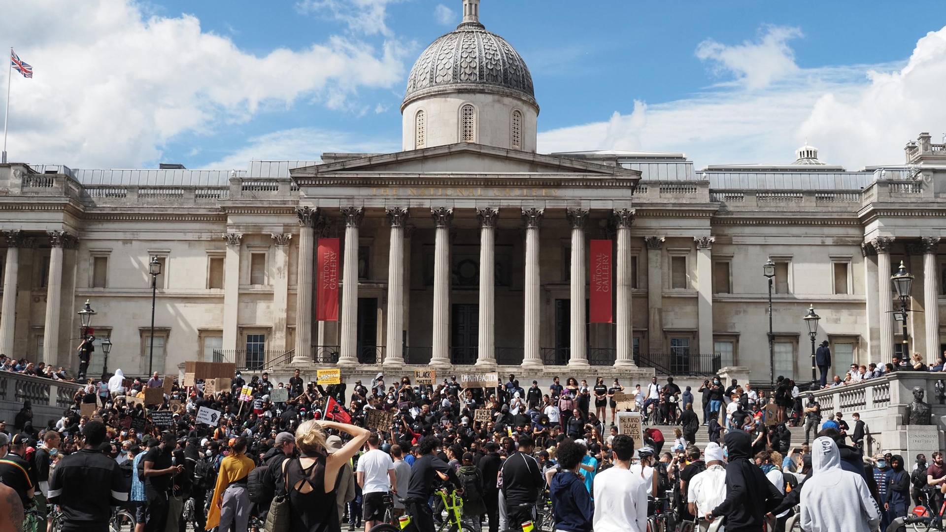 London se pretvorio u ratnu zonu a jedna fotografija pokazuje sav besmisao rasističkih sukoba