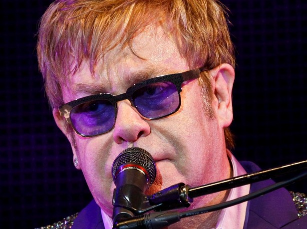 Czego Elton John słucha pod prysznicem? Już wiadomo!