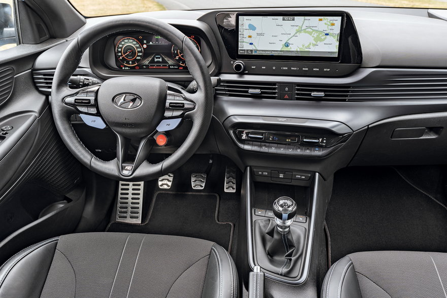 Hyundai i20 N (III, 2022) - okrągła kierownica i szerokokątny ekran multimediów.