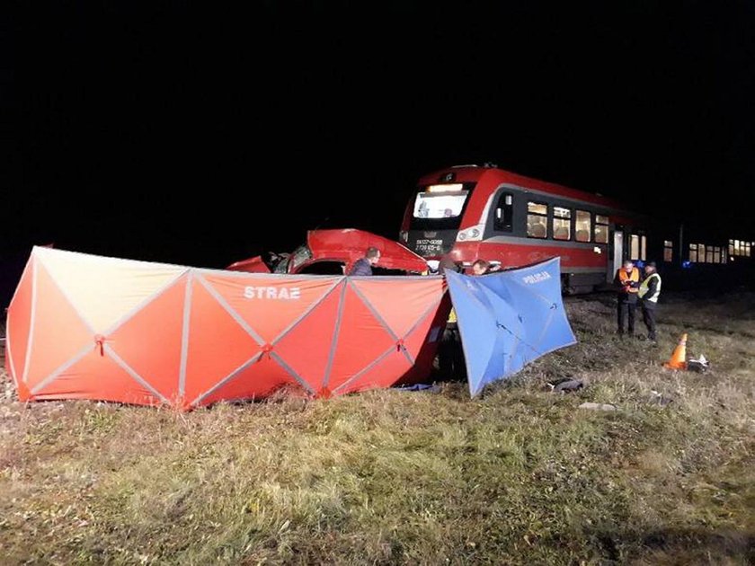 Auto wjechało pod pociąg. Zginęła matka z dzieckiem