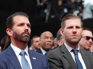 Donald Trump Jr. (po lewej) oraz Eric Trump (po prawej) powoli, ale systematycznie spłacają długi ojca. Do tej pory pozbyli się kilkudziesięciu milionów zobowiązań. 