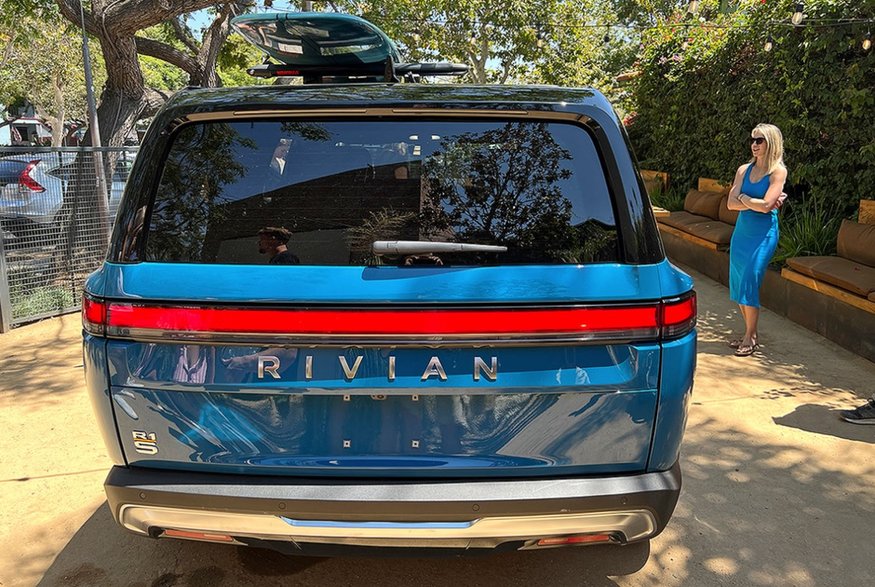 Rivian R1S: brat pikapa R1T z tą samą bazą techniczną. Tylne drzwi otwierają się dwuczęściowo: do góry i do dołu