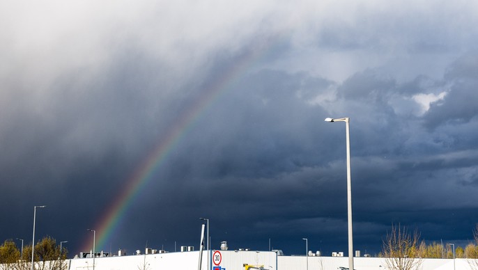 Ön látta? Budapesten szivárvánnyal és görgőfelhővel indult a pünkösd – fotó, videó