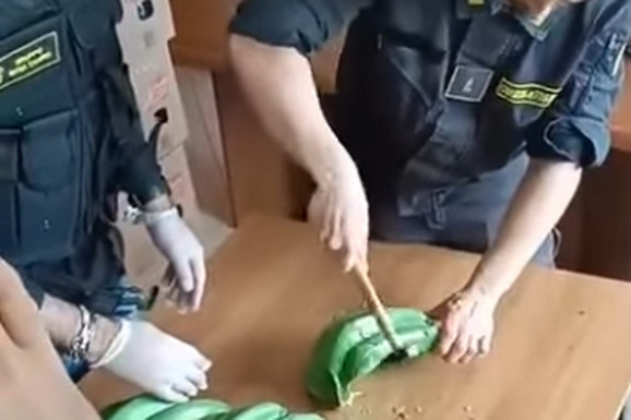 ISTORIJSKA ZAPLENA DROGE U ITALIJI Kokain vredan 800 miliona evra nađen u KERAMIČKIM BANANAMA: Evo kako je policija locirala tovar (FOTO, VIDEO)