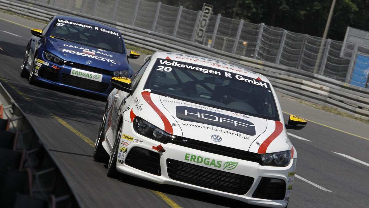 Krzysztof Hołowczyc, zawodnik ORLEN Team był najszybszy podczas klasyfikacji wyścigu Volkswagen Scirocco-R Cup, rozegranych na liczącym 2,3 kilometra torze ulicznym w Norymberdze. Hołek był pierwszym startującym gościnnie zawodnikiem, który wywalczył pole position. W efekcie wygrał wyścig w klasie &quot;Legendarnych Kierowców&quot;, zaś w klasyfikacji generalnej uplasował się na czwartej pozycji.