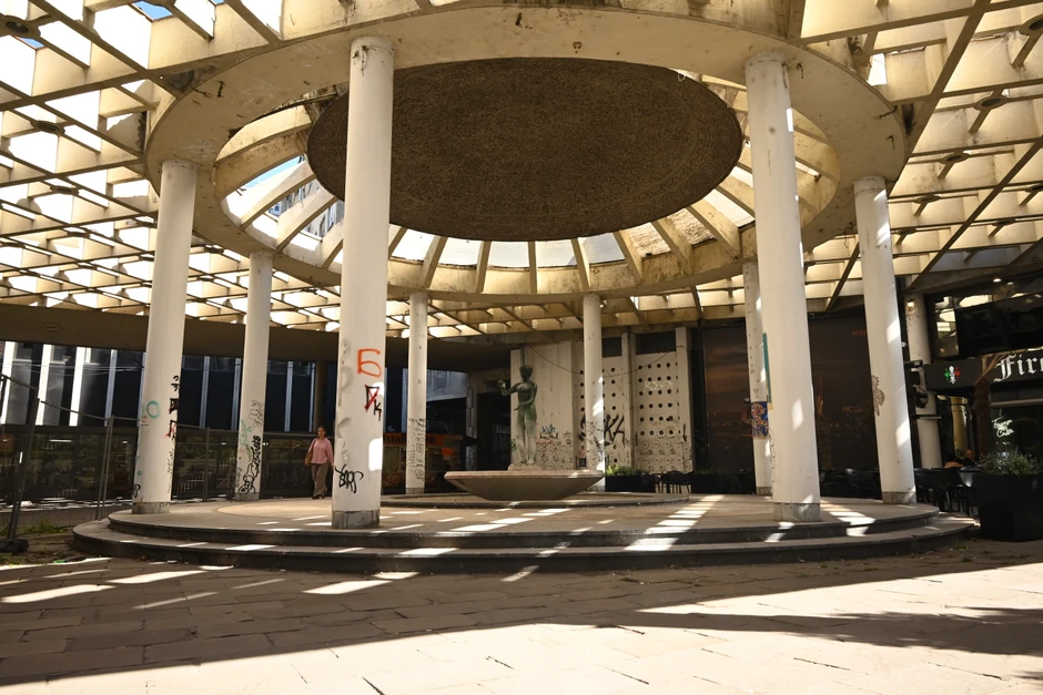 Na prostoru nekadašnjeg hotela Pariz, arhitekta Vladeta Maksimović 1953. godine projektuje Bezistan - natkriveni trg sa nizom malih radnji, kafića i kulturnih sadržaja. 