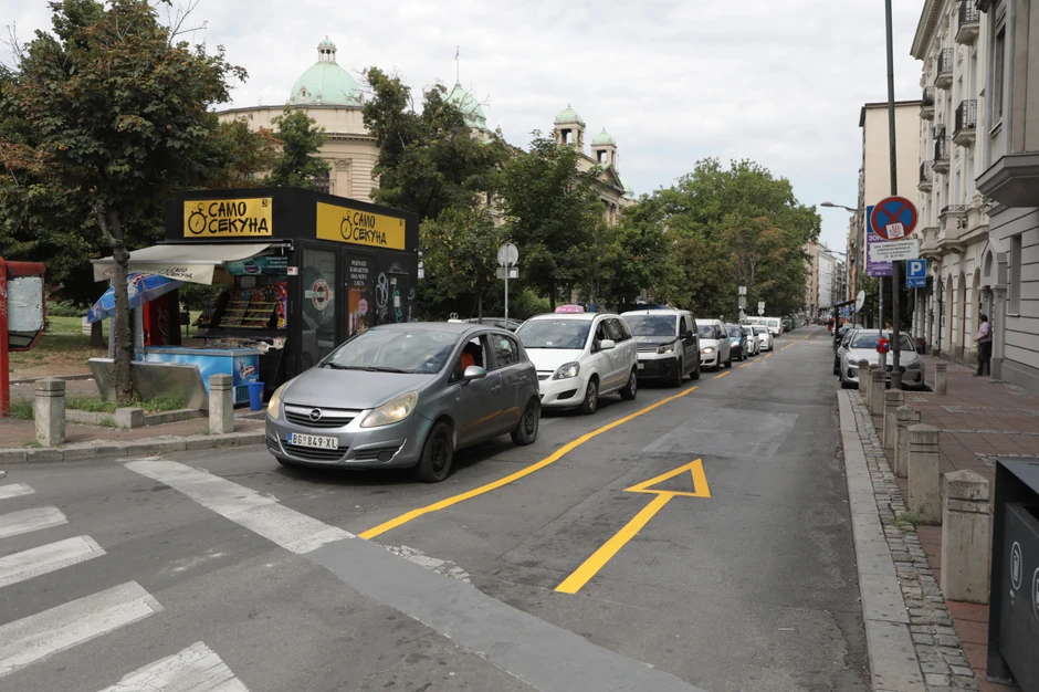 Puna žuta linija u Kosovskoj ulici