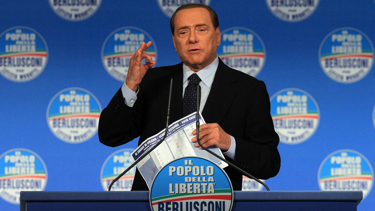 Premier Włoch Silvio Berlusconi przybył dzisiaj do sądu w Mediolanie na proces, w którym oskarżony jest o przekupienie brytyjskiego adwokata Davida Millsa. Udział w rozprawie uznano za wydarzenie wyjątkowe, bo w kraju trwają wybory samorządowe.