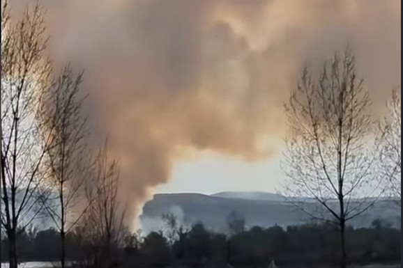 (VIDEO) NADVIO SE OGROMAN OBLAK DIMA! Požar kod Beočina, evo šta gori