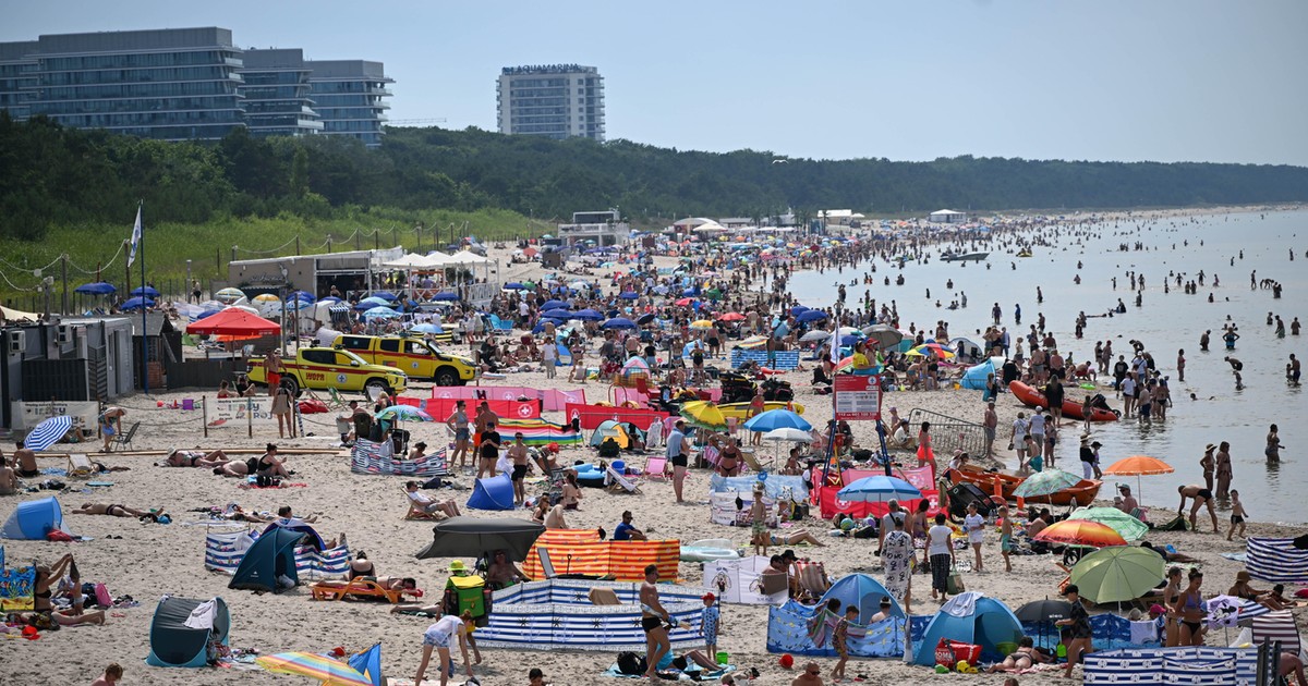 Tłumy na plażach Polski: Upały przyciągają turystów jak magnes