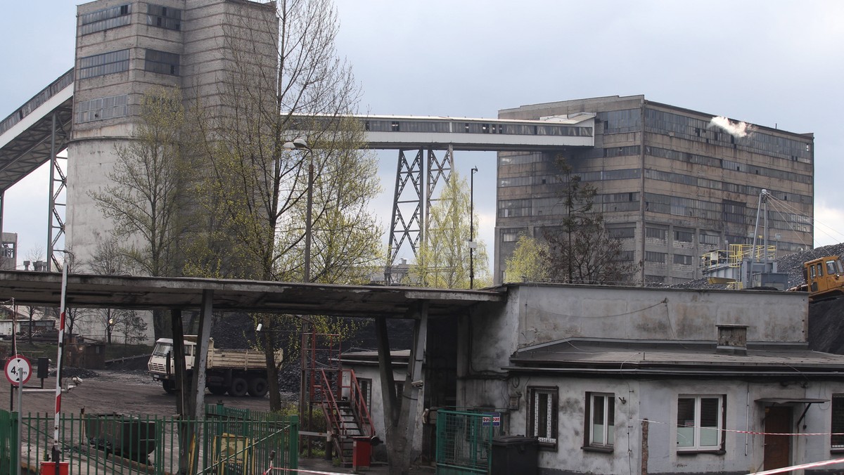 Ratownicy poszukujący trzecią dobę dwóch górników, zaginionych po silnym wstrząsie w kopalni Wujek, dziś kontynuowali przygotowania do składania kombajnu, którym wykonają chodnik obok zaciśniętego miejsca. Przygotowywali też pionowy odwiert.