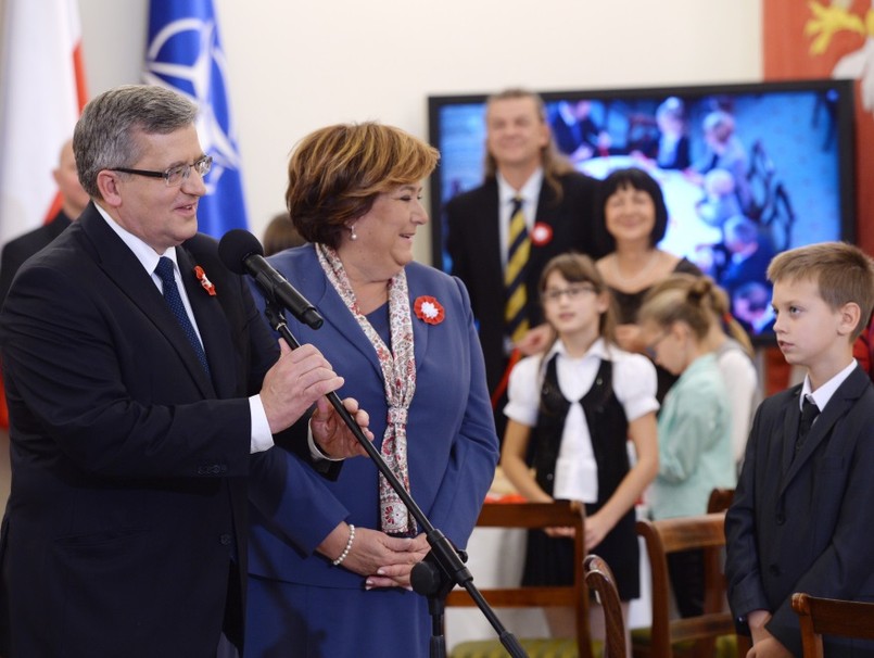 Prezydentowa, mimo że unika radykalnych cięć, co jakiś czas daje znać, że interesują ją fryzjerskie nowinki. Jak to robi...?