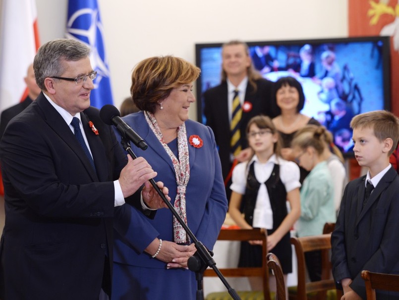 Prezydentowa, mimo że unika radykalnych cięć, co jakiś czas daje znać, że interesują ją fryzjerskie nowinki. Jak to robi...?