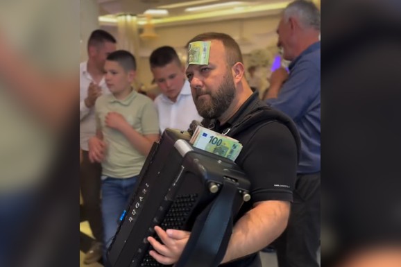 BORKO RADIVOJEVIĆ NAPRAVIO LOM NA USKRŠNJEM SLAVLJU Novčanicu od 100 evra mu lepe na čelo, harmonika puna para (VIDEO)