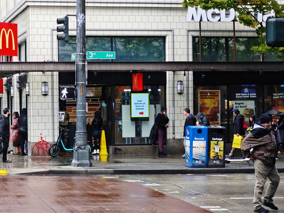 Ten McDonald's nie wpuszcza klientów do środka. Bo dzielnica jest "problematyczna"