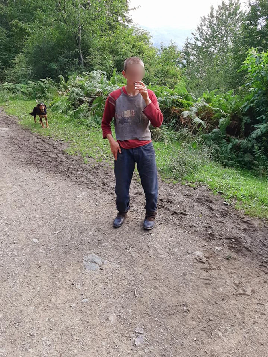 Devojčica  svakodnevno pomaže roditeljima u teškom poslu