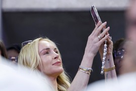 Holivudska glumica OPSEDNUTA SRBIJOM! Zbog RADMILE u 39. izgleda KAO DEVOJKA, a sad prati Novaka: Došla sa ARAPINOM koji je BOGAT KAO KREZ i ne znate gde prvo da gledate