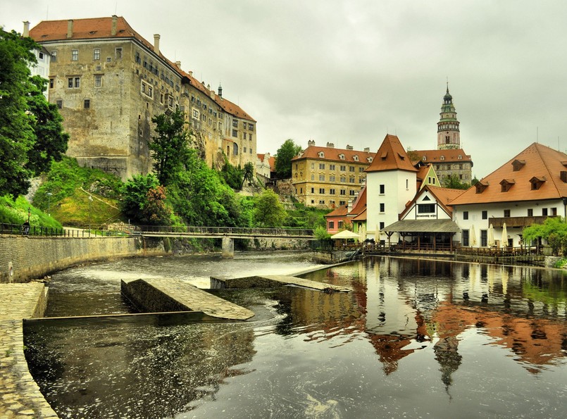 FIJET nagrodził Czeski Krumlov Złotym Jabłkiem, najważniejszą nagrodą branży turystycznej, nazywaną też "Oscarem turystyki" - poinformowała na swych stronach internetowych państwowa czeska organizacja turystyczna Czech Tourism