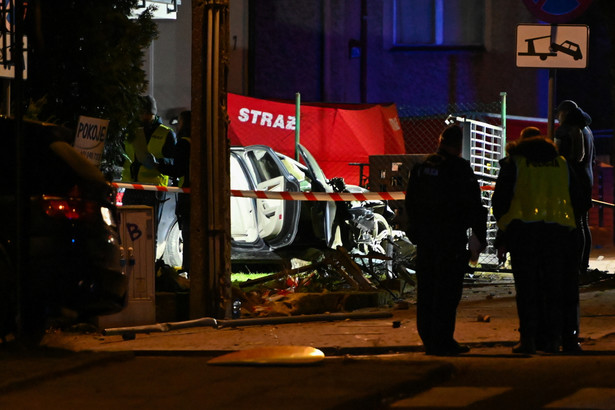 Służby na miejscu śmiertelnego wypadku przy ul. Dąbrówki w Międzyzdrojach, gdzie samochód osobowy wjechał w grupę pieszych. Na miejscu zginęli 30-latka oraz 60-latek i 7-letni chłopczyk
