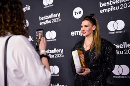 polacy uwielbiają jej książki. w jakiej kolejności czytać jej bestsellerową serię?