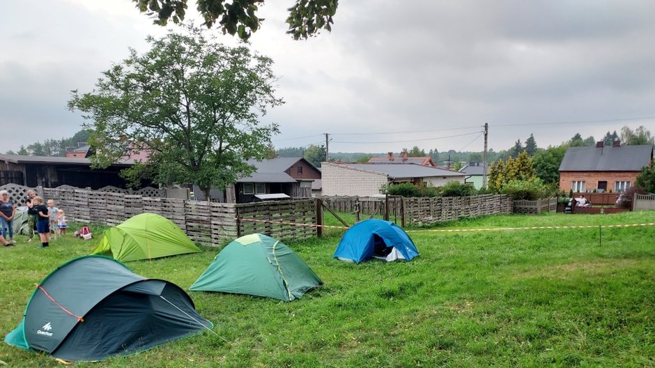 Dzięki pielgrzymce przypomniałem sobie, jak się rozbija mój 15-letni namiot (w środku). Kto ma zaprzyjaźnionego gospodarza, śpi w jego domu. Budynek z białymi ścianami to "kąpielowy" garaż