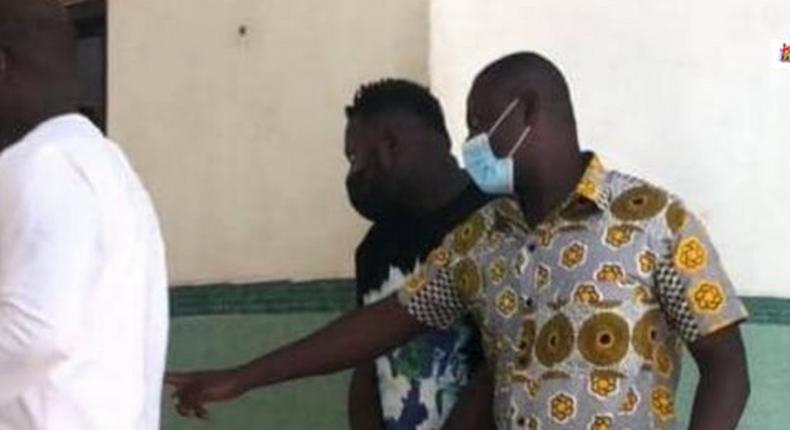 Medikal handcuffed to court (PHOTO)