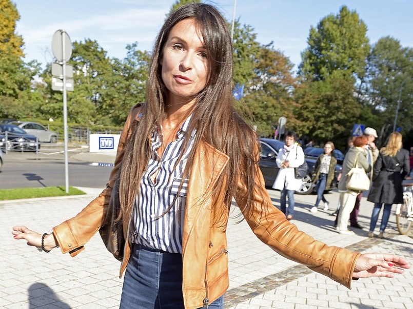Córka tragicznie zmarłej pary prezydenckiej korzysta z tego, że Festiwal Filmowy w Gdyni odbywa się tak blisko miejsca jej zamieszkania i chętnie się na nim pojawia...
