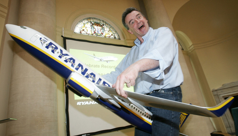 Dyrektor naczelny Ryanaira, Michael O'Leary, błaznuje modelem samolotu podczas ogłaszania rocznych wyników swojej firmy w Londynie, 31 maja 2005 r.
